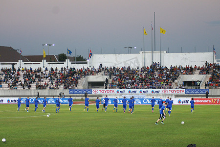 对阵摄影照片_第42届国王杯国际足球赛在泰国清迈700周年纪念体育场举行，泰国队对阵芬兰队。