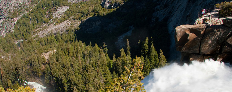 风倒林木摄影照片_优胜美地国家公园的瀑布