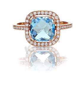 美丽的蓝色托帕石和钻石玫瑰金光环戒指