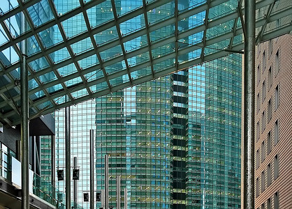 曲线透明度摄影照片_建筑物的反射