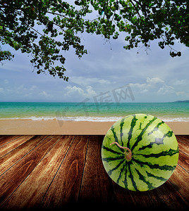 吃西瓜场景摄影照片_来自日本的西瓜在海滩上，夏季概念