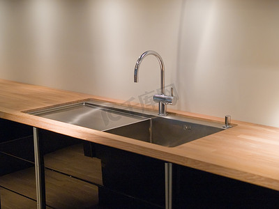 带水龙头的现代厨房水槽细节
