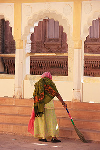 梅兰竹菊水墨画摄影照片_印度焦特布尔梅兰加尔堡的印度妇女扫地