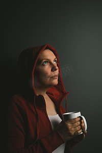 美丽的红头巾孤独女人喝咖啡