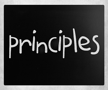 黑板上用白色粉笔手写的“原则”