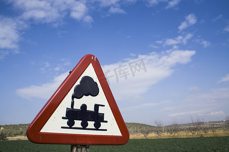 云平摄影照片_平交路口无障碍、蓝天白云磨损的警告标志