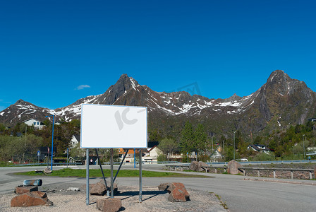 阳光明媚的日子，挪威路上的大白色广告牌
