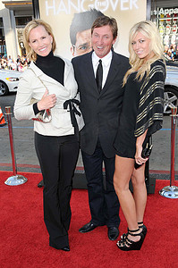宿醉摄影照片_珍妮特·琼斯与韦恩·格雷茨基和他们的女儿在《宿醉》洛杉矶首映式上。