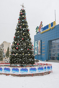 整齐波摄影照片_伏尔加格勒克拉斯诺阿尔梅斯克区“吉波波”娱乐中心前新年枞树的冬天