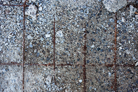 灰色混凝土表面，有可见的钢筋和碎石