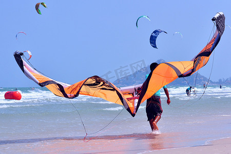 在泰国华欣进行风筝冲浪或风筝冲浪