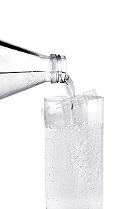 透明发光气泡摄影照片_玻璃杯中的水。