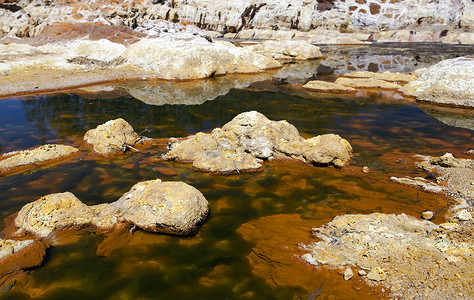 酸性摄影照片_西班牙涅夫拉的极端酸性河廷托河