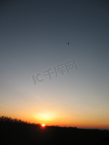 飞机夕阳摄影照片_从空中观看太阳落山