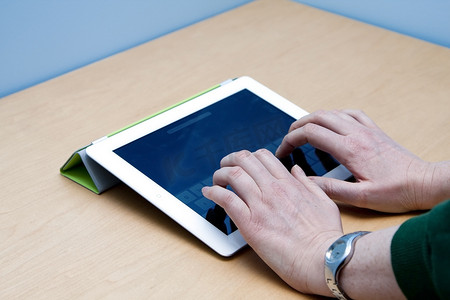 iPad 2 平板电脑用户双手打字