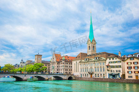 苏黎世历史悠久的市中心、著名的圣母教堂和瑞士利马特河的景观