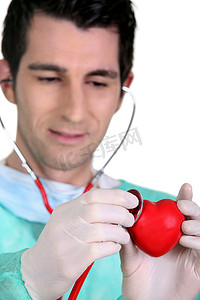 医生听心脏的心跳