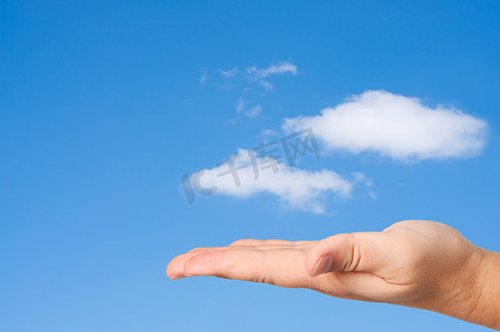 手在天空云彩背景中。