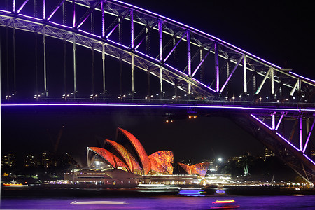 悉尼海港大桥摄影照片_悉尼海港大桥和悉尼歌剧院在热闹的节日期间