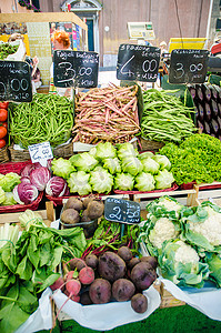 市场摊位上的水果和蔬菜