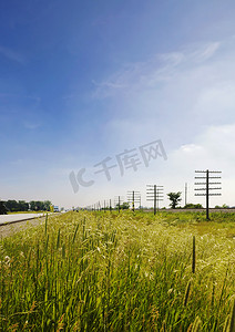 诺威摄影照片_伊利诺伊州美国农村地区的道路和电力塔