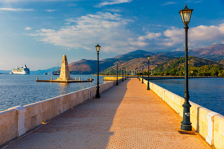 凯法利尼亚岛阿尔戈斯托利翁德博塞特大桥的景观。