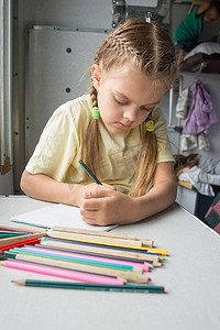 六岁女孩在二等车厢热情画铅笔