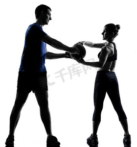 情侣女人男人锻炼锻炼剪影