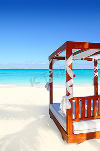玛雅人摄影照片_加勒比海沙滩上的木床