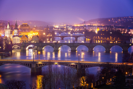 布拉格伏尔塔瓦河（莫尔道）河与黄昏时的查理大桥，捷克