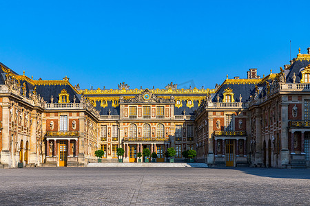 2018峰会摄影照片_法国凡尔赛-2018年7月7日: 凡尔赛宫的主入口。