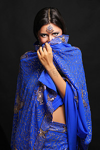 印度蓝色礼服的年轻俏丽的妇女