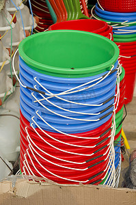 塑料桶摄影照片_亚洲市场上的彩色塑料桶