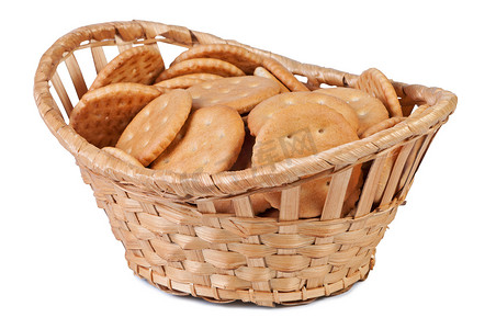 篮子里的饼干摄影照片_在篮子里的饼干在白色背景上隔离。