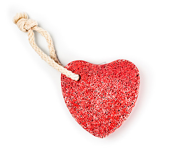 红色心形摄影照片_带绳子的红色心形石头