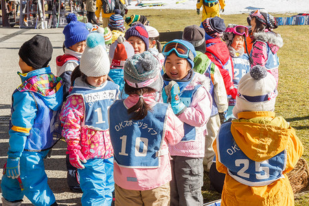 日本孩子们在富士天滑雪场滑雪前做准备