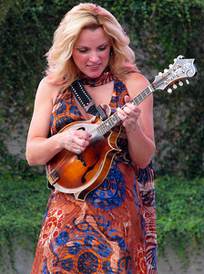 朗达·文森特 (Rhonda Vincent) 在德克萨斯州弗里斯科演奏曼陀林