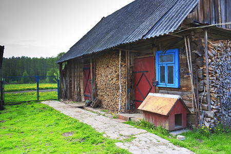 典型的村屋和院子