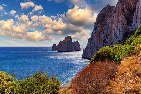 马苏摄影照片_地中海沿岸的高悬崖，“Pan di Zucchero”堆积在意大利撒丁岛西海岸马苏阿的岩石上。 