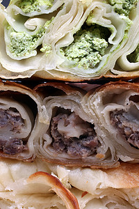 泡芙塔摄影照片_Burek（肉、奶酪或菠菜馅饼）是传统的巴尔干美食