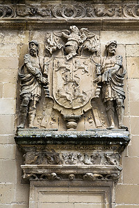 由两名男子框成的石盾，西班牙安达卢西亚哈恩省乌韦达萨尔瓦多教堂前的浮雕