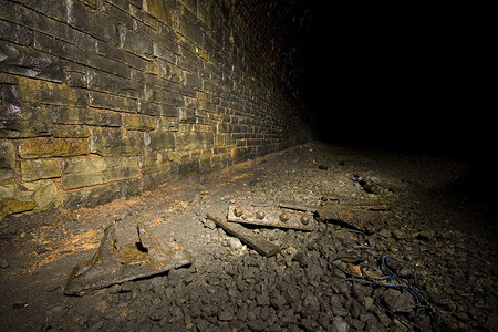 地下摄影照片_生锈的铁轨和枕木铁制品