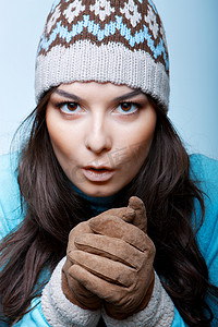 戴手套冬天摄影照片_戴手套的女人温暖的手