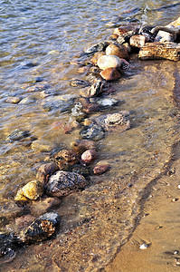 水中鹅卵石摄影照片_水中的岩石