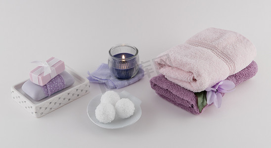 沐浴皂、沐浴炸弹、毛巾和香薰蜡烛