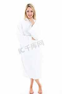 穿着浴袍摄影照片_有魅力的女人，穿着浴袍 有魅力的女人，穿着浴袍