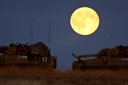 军事演习摄影照片_满月下的装甲车