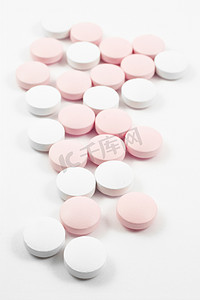 粉红色和白色药丸隔离在白色