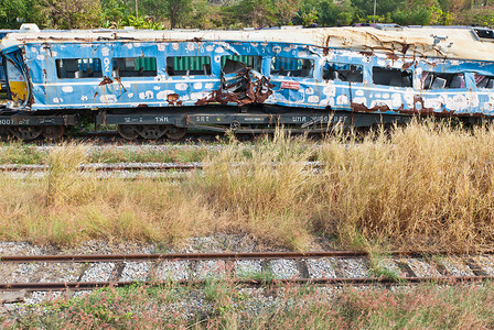 铁运摄影照片_从火车站运出的坠毁或损坏的火车残骸