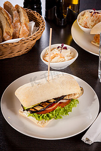 餐饮易拉宝摄影照片_美味的纯素素食汉堡配烤茄子